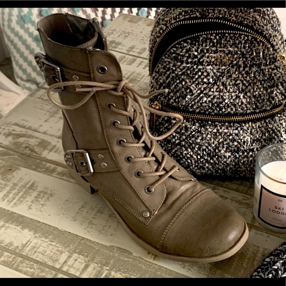 Size 9.5 Gray Guess Army boots Great for winter!